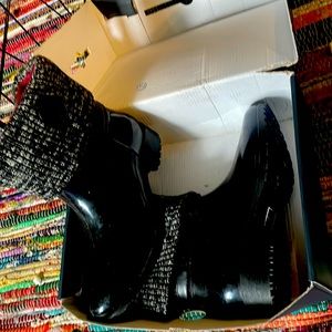 New hilfiger rainboots one of a kind size 8 M